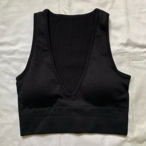 Black Ribbed V-Neck Crop Top by OQQ size M